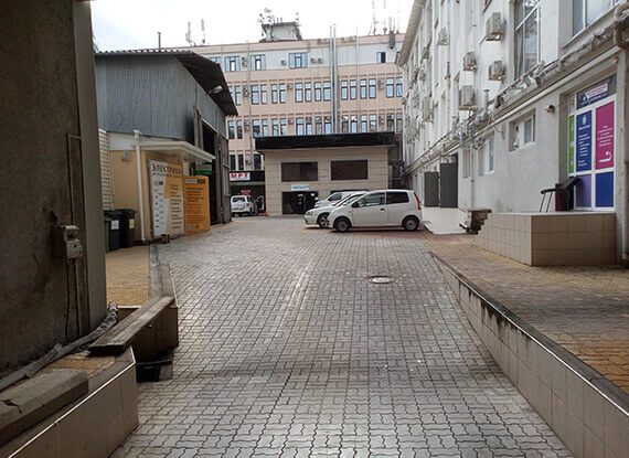 Впереди с левой стороны вход в магазин, справа стоянка